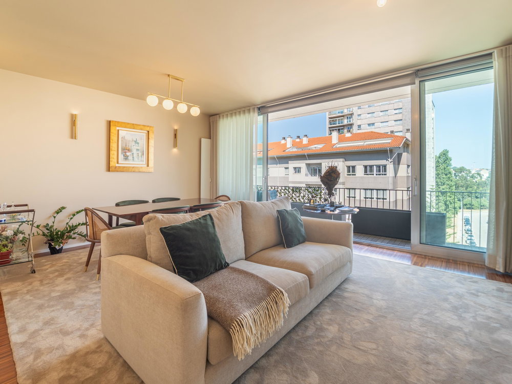 2 bedroom flat with balconies and garage