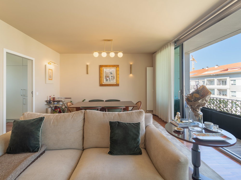 2 bedroom flat with balconies and garage