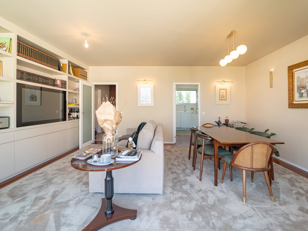 2 bedroom flat with balconies and garage
