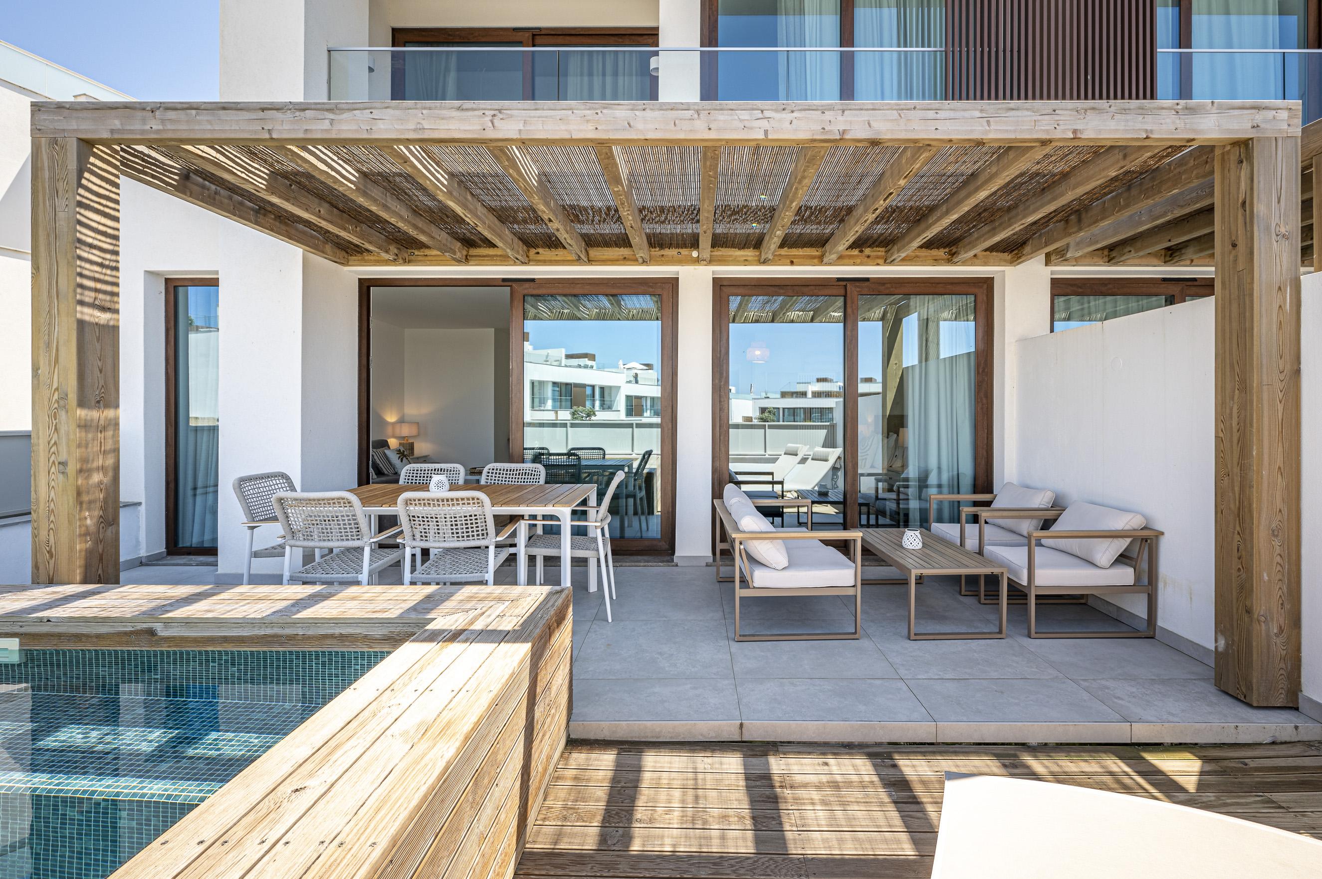 2+1 bedroom flat in property in the centre of the village of Porto Covo