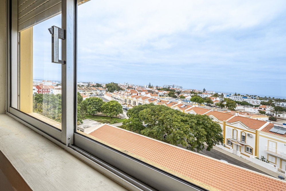 4 bedroom flat in Sines Residential Area