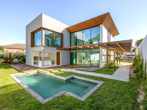 4 bedroom villa with pool and garden, in Estoril, Cascais