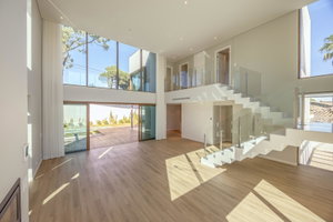 4 bedroom villa with pool and garden, in Estoril, Cascais