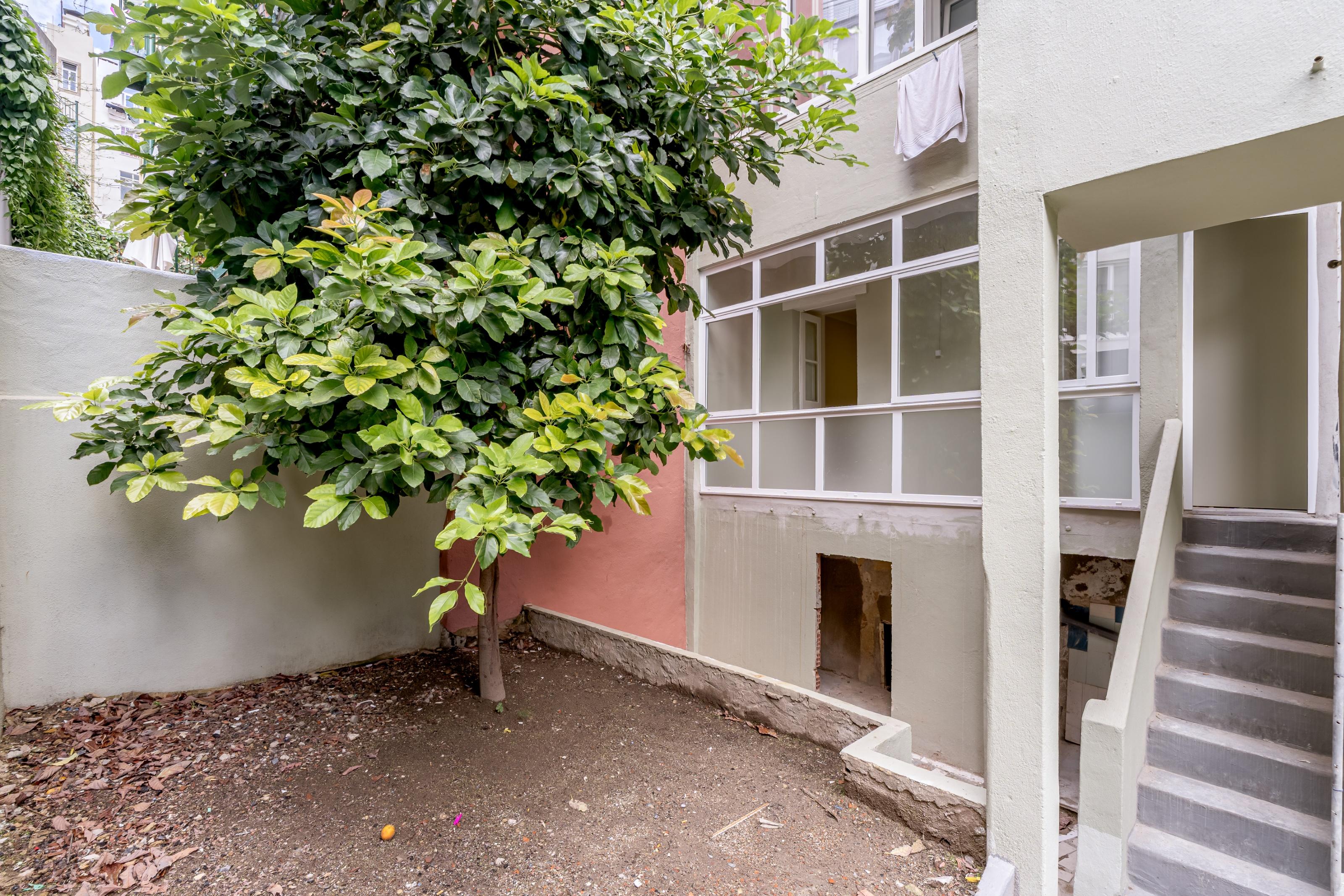 2 bedroom flat with terrace to be rehabilitated in Anjos Lisbon