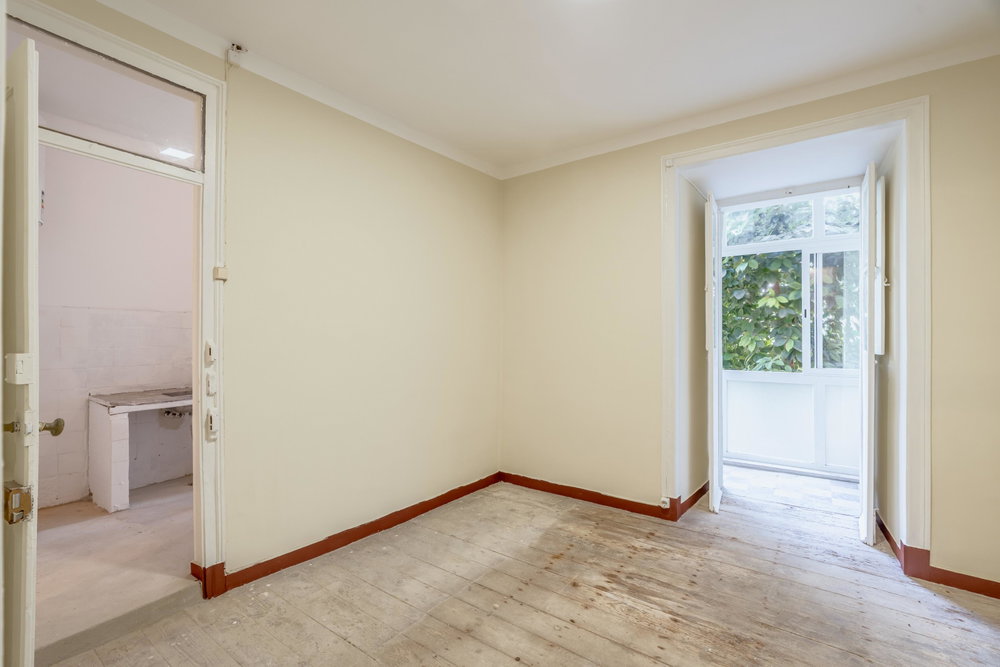 2 bedroom flat with terrace, to be rehabilitated in Anjos, Lisbon