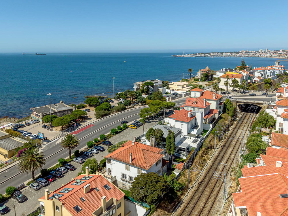 House T9 on Av. Marginal, Estoril, in front of Praia da Poça