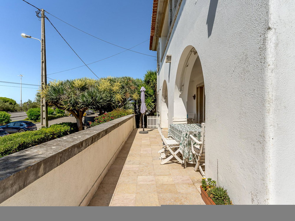 House T9 on Av. Marginal, Estoril, in front of Praia da Poça