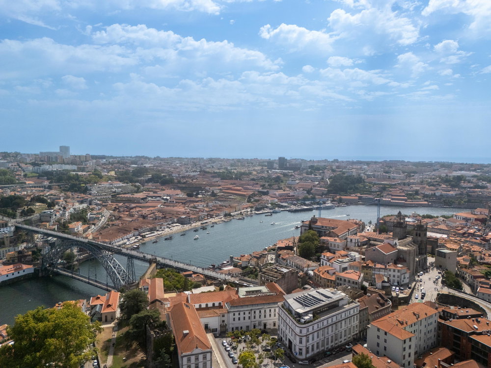 Refurbished 2 bedroom flat with views over the Douro, Sé, Porto