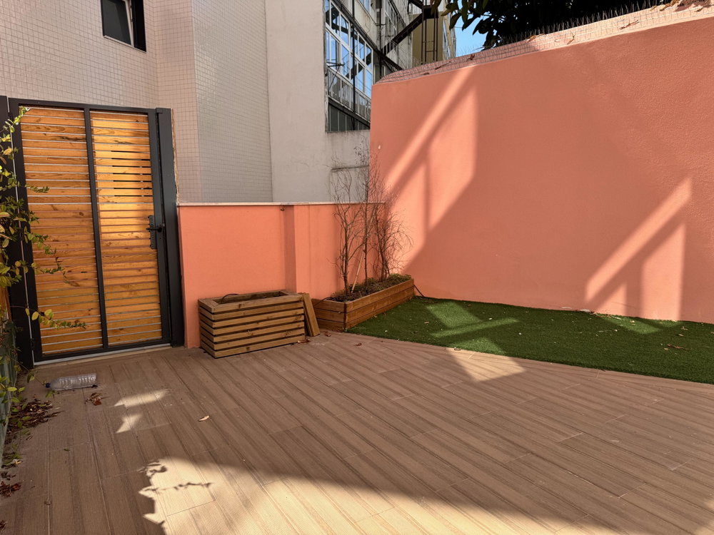 1 bedroom apartment with terrace and 1 parking place in Campolide