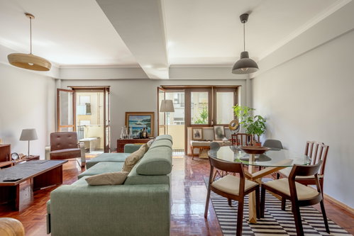 2 bedroom flat with balcony and lift, in Oeiras.