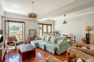 2 bedroom flat with balcony and lift, in Oeiras.