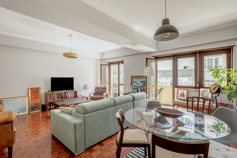 2 bedroom flat with balcony and lift, in Oeiras.