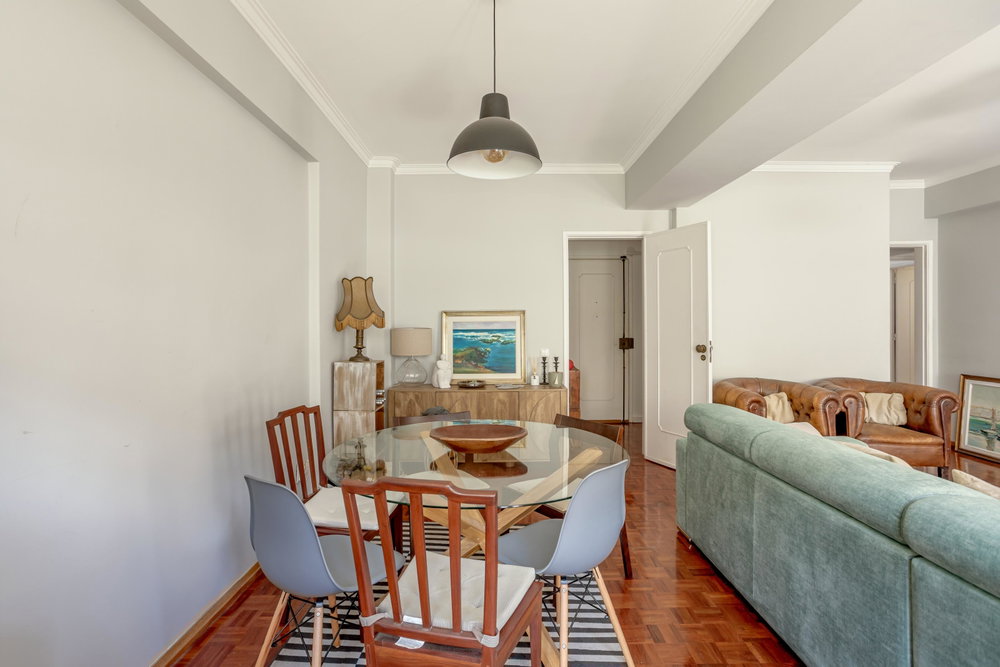 2 bedroom flat with balcony and lift, in Oeiras.