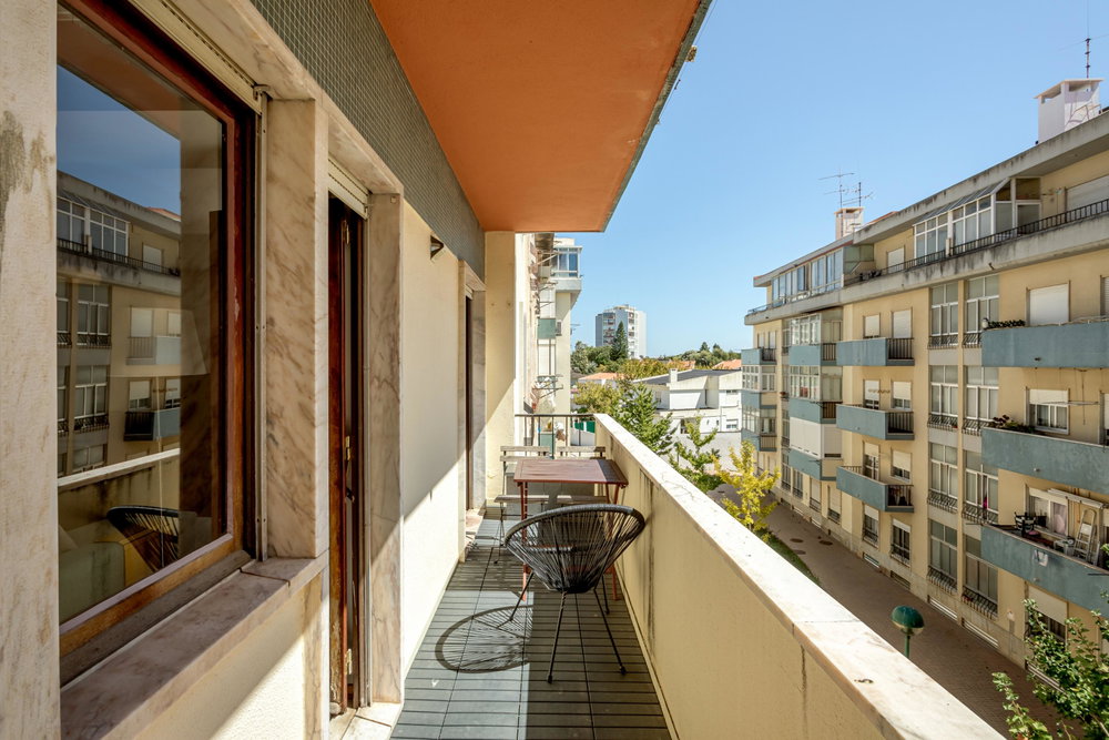 2 bedroom flat with balcony and lift, in Oeiras.