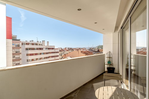 2 bedroom flat with terrace and parking in Cruz Quebrada, Algés