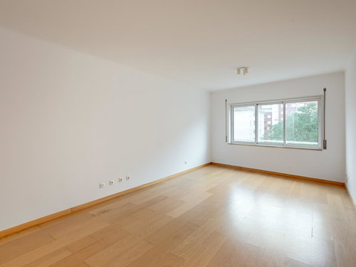 3-bedroom apartment, with garage and storage room, in Alto do Lumiar