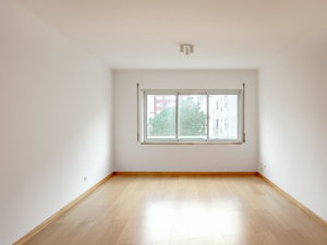 3-bedroom apartment, with garage and storage room, in Alto do Lumiar
