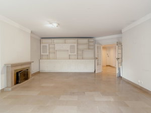 3-bedroom apartment on Avenida do Lago with swimming pool and garage