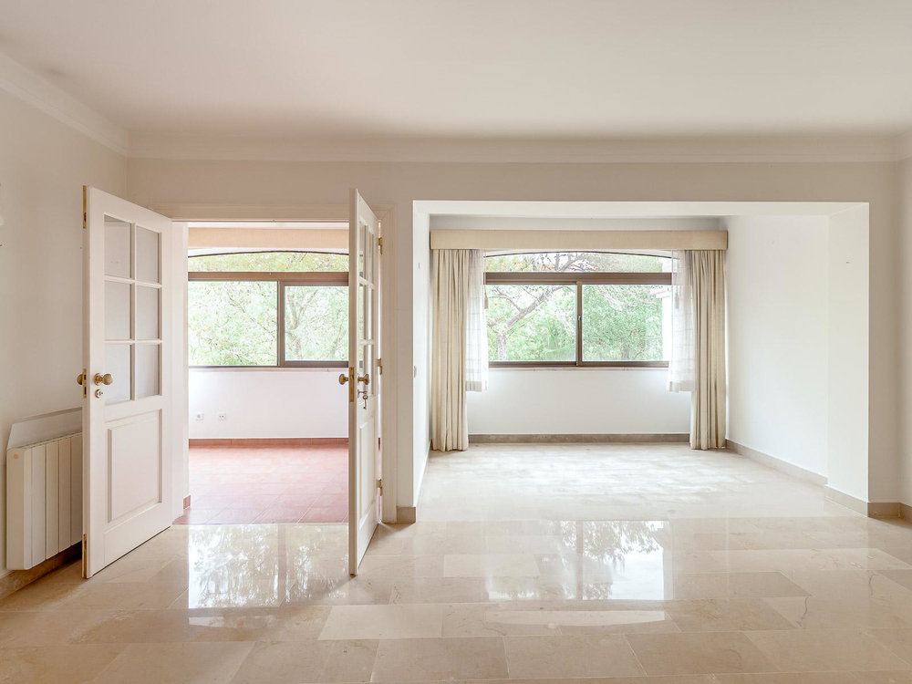 3-bedroom apartment on Avenida do Lago with swimming pool and garage