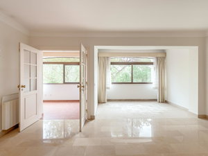 3-bedroom apartment on Avenida do Lago with swimming pool and garage