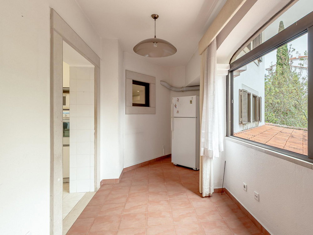3-bedroom apartment on Avenida do Lago with swimming pool and garage