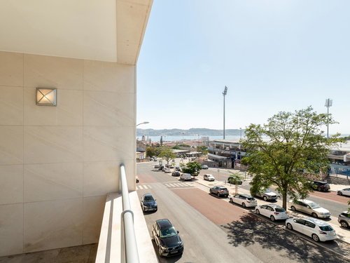 3-bedroom apartment with a balcony overlooking the river and parking, in Restelo
