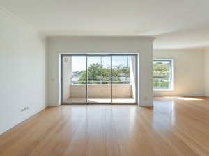 3-bedroom apartment with a balcony overlooking the river and parking, in Restelo