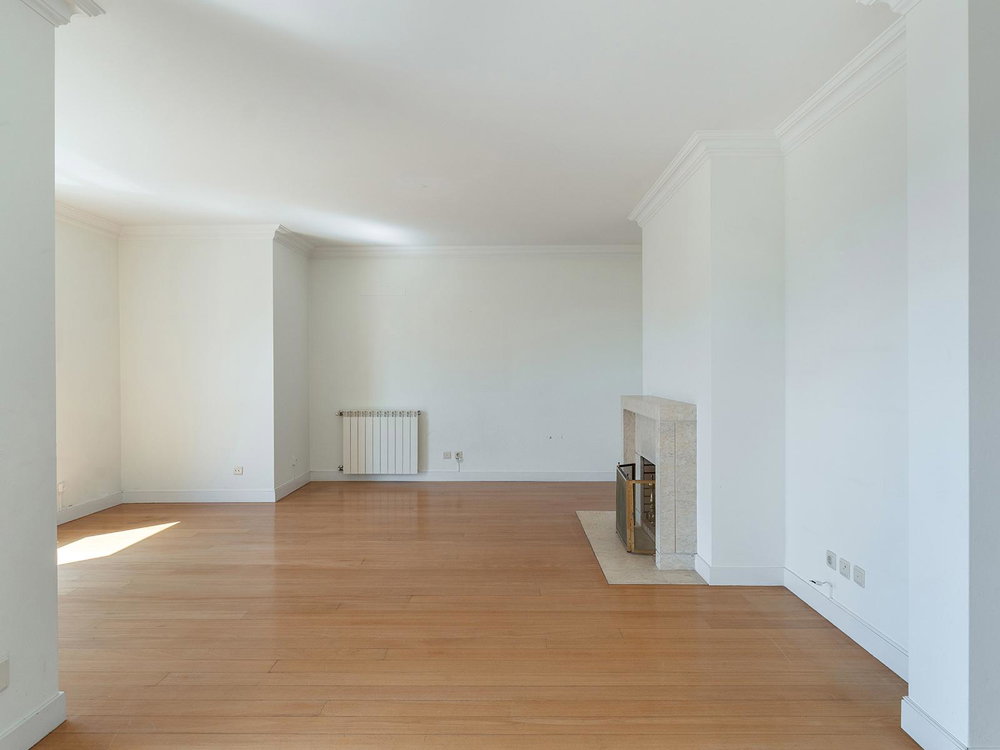 3-bedroom apartment with a balcony overlooking the river and parking, in Restelo