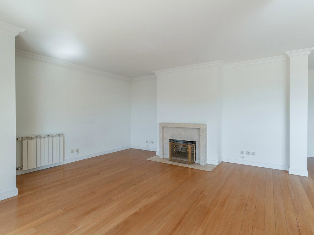 3-bedroom apartment with a balcony overlooking the river and parking, in Restelo