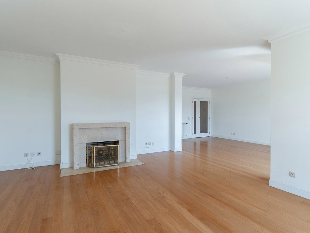3-bedroom apartment with a balcony overlooking the river and parking, in Restelo