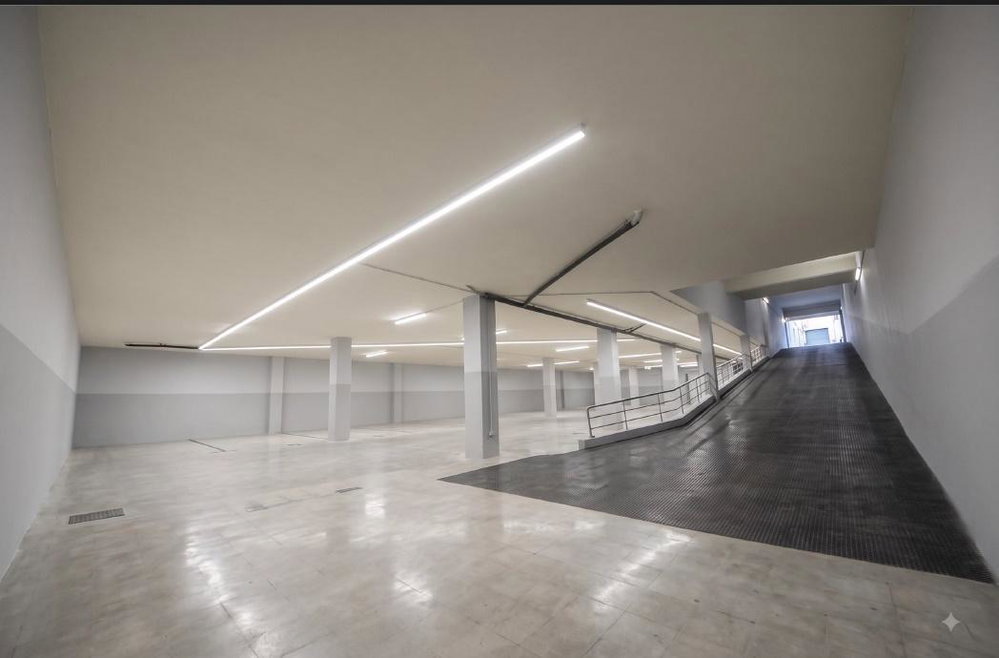 Business warehouse in a strategic location in Lisbon