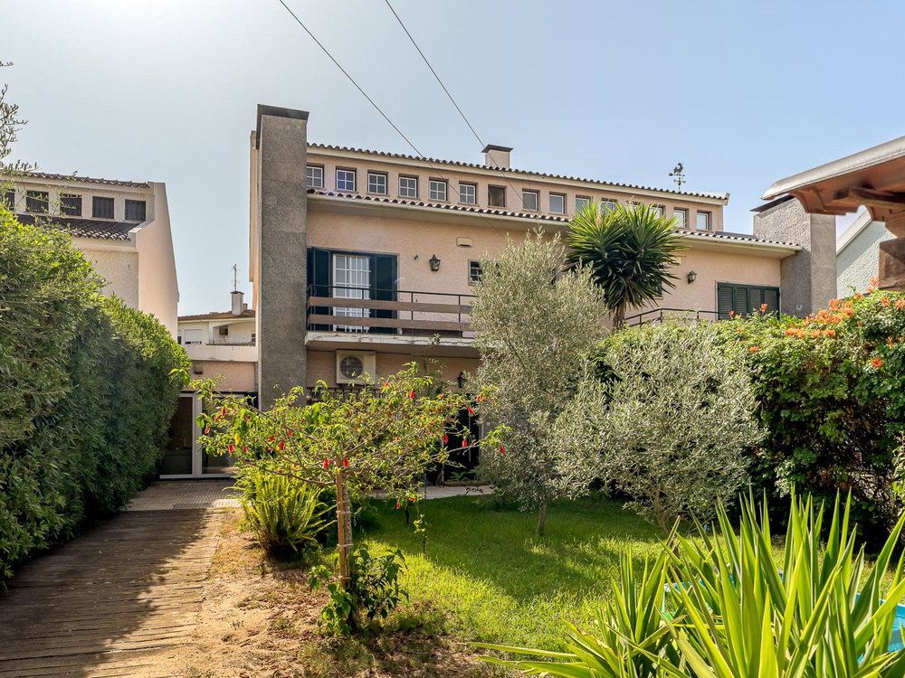 5-bedroom house near the beach in São João do Estoril
