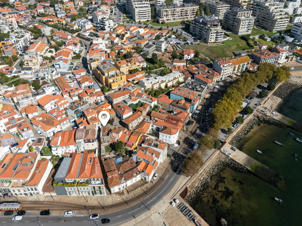 Plot of land with a ruin and an approved project in Foz Velha