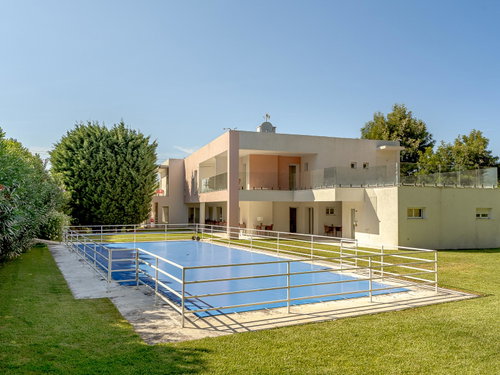 6-bedroom house with garden, swimming pool and parking in Barcarena