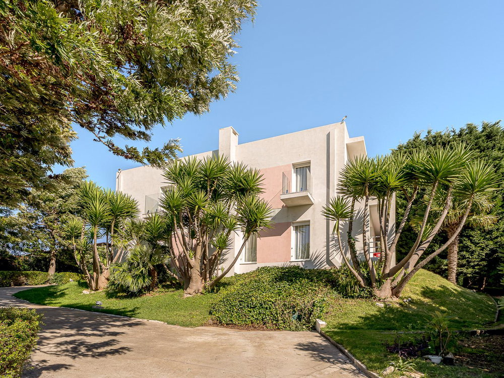 6-bedroom house with garden, swimming pool and parking in Barcarena