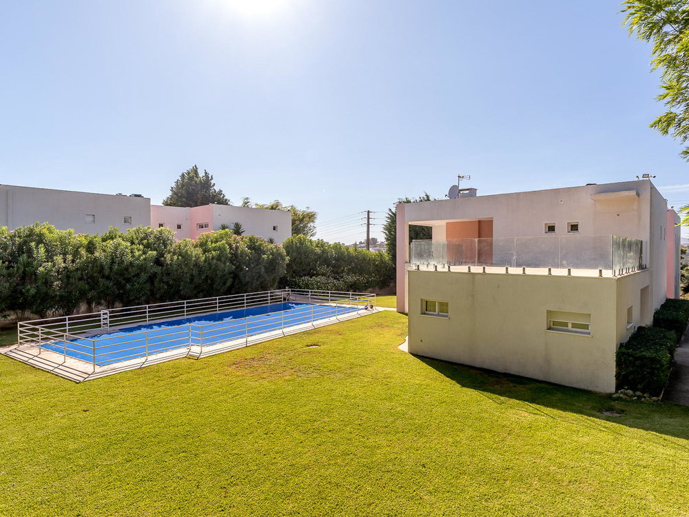 6-bedroom house with garden, swimming pool and parking in Barcarena