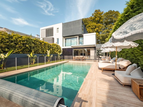 4-bedroom house with 3 en-suite bedrooms, garden and swimming pool in Maia