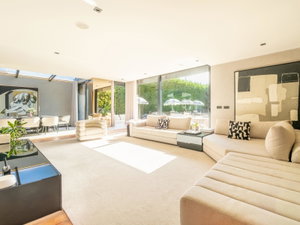 4-bedroom house with 3 en-suite bedrooms, garden and swimming pool in Maia