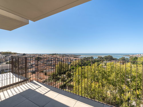 Three-bedroom flat with balconies in Jardins d’Arrábida, Gaia