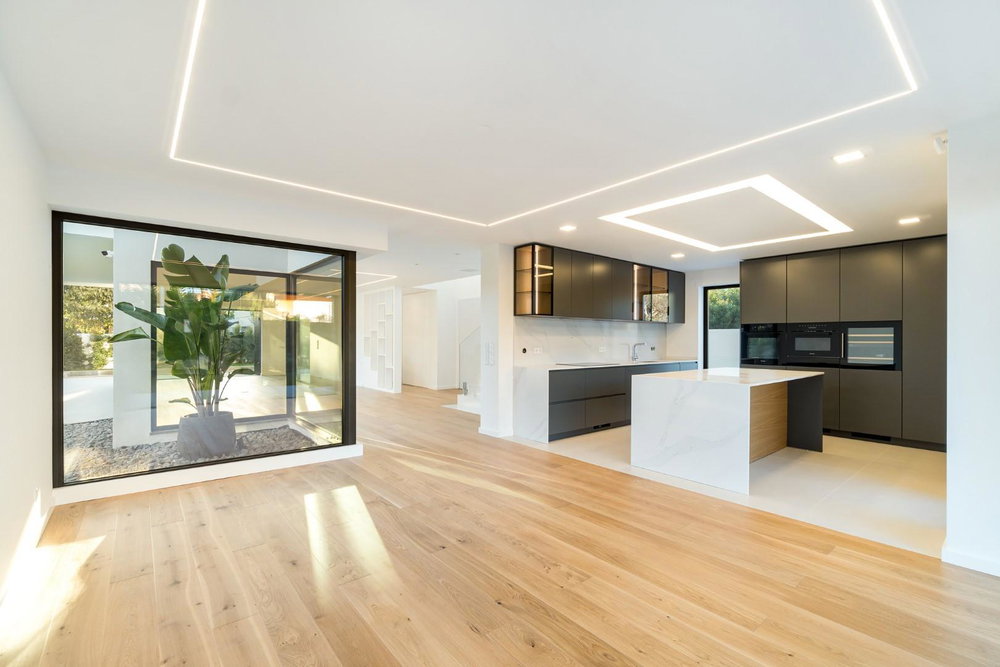 Contemporary 5+3 Bedroom Villa with Garden and Pool