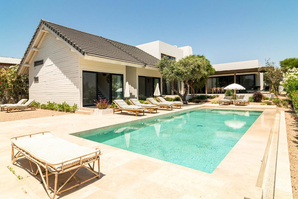 Magnificent 5-Bedroom Villa – Possanco 2041894329