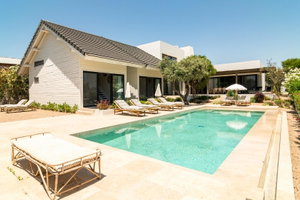 Magnificent 5-Bedroom Villa – Possanco 2041894329