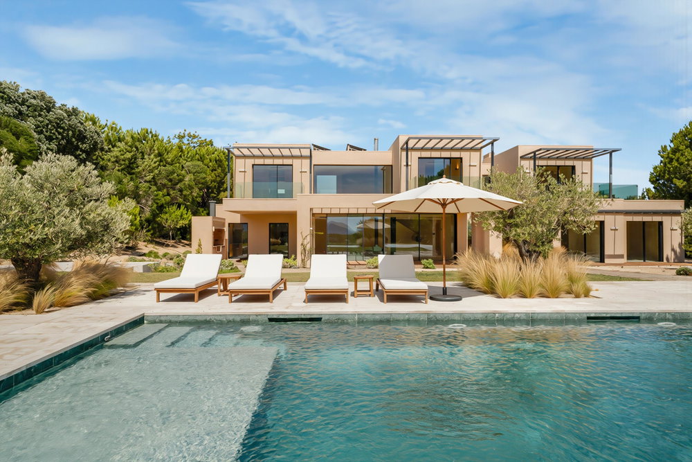Exclusive Beachfront Villa with Panoramic Sea Views and Views of the Arrábida Mountains