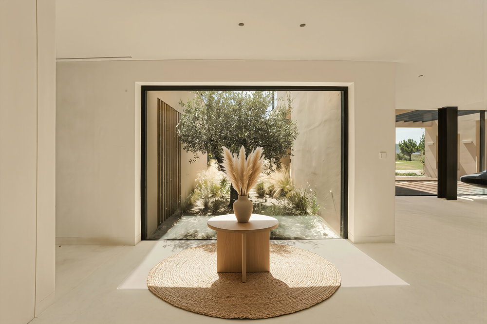 Exclusive Beachfront Villa with Panoramic Sea Views and Views of the Arrábida Mountains