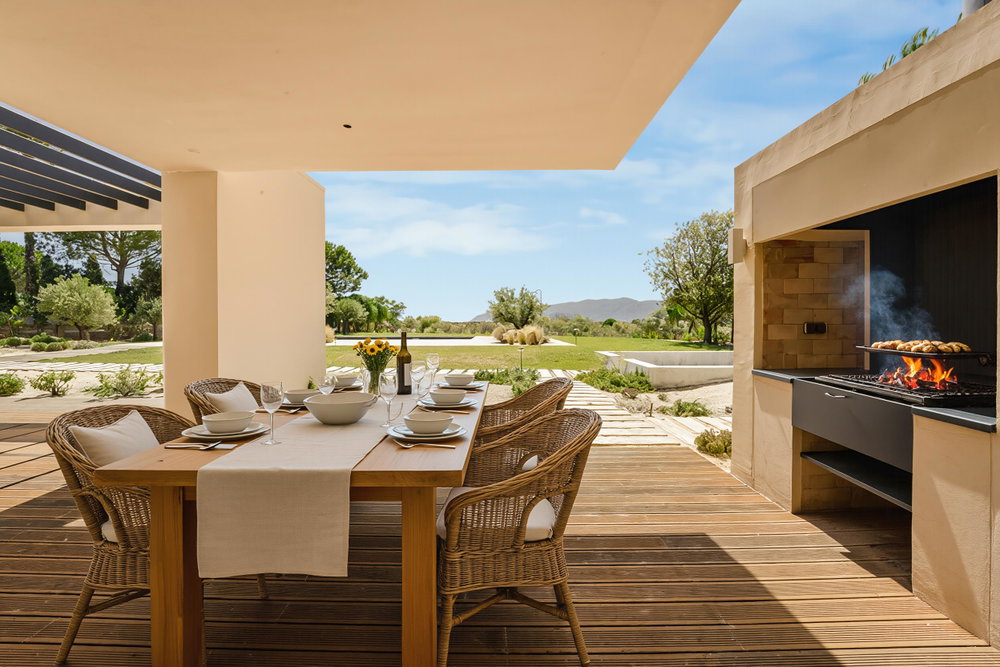 Exclusive Beachfront Villa with Panoramic Sea Views and Views of the Arrábida Mountains