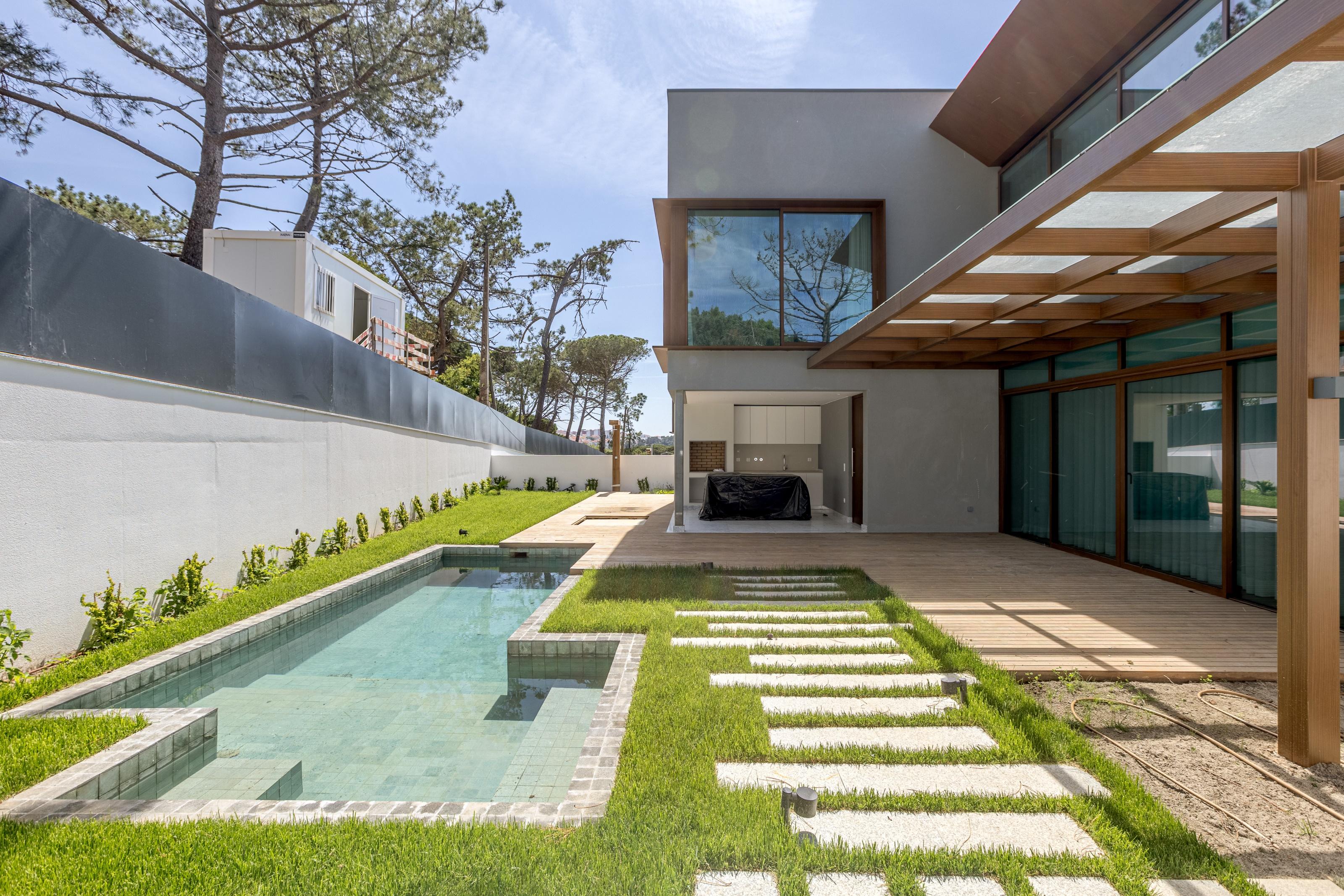 4-bedroom villa with garden and pool in Estoril