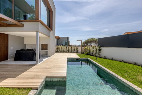 4-bedroom villa with garden and pool, in Estoril
