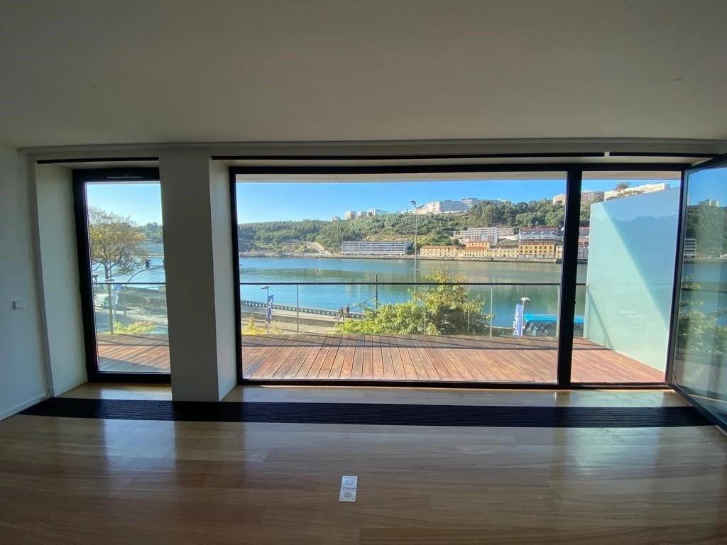 3-bedroom apartment with balcony double garage Porto