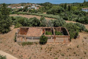 Plot of land with ruin, in Portimão, Algarve