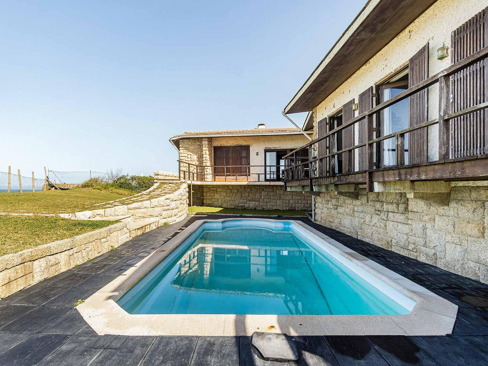 5 bedroom villa 1st line beachfront in Fão Esposende